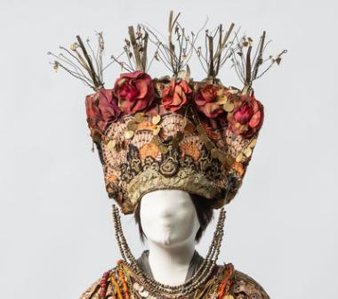 Κωνικό καπέλο τύπου Νεφερτίτης (μέρος γυναικείου κοστουμιού)