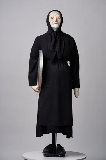 Γυναικείο κοστούμι από μάλλινο ύφασμα και τσόχα με τσεμπέρι από γάζα και μάσκα προσώπου(2)