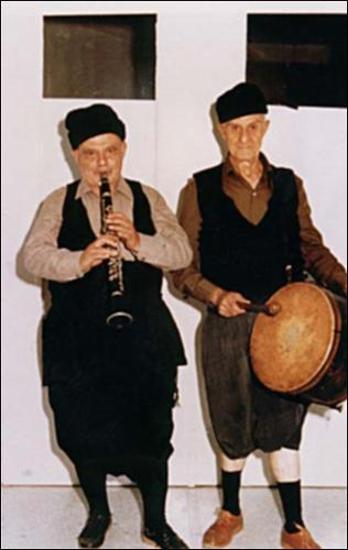 Λέσβος (Αγιάσος) 1984: Ερασιτεχνική θεατρική παράσταση με  μουσικούς