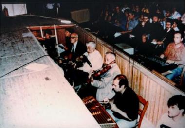 Λέσβος (Αγιάσος) 1995: Ερασιτεχνική θεατρική παράσταση με  μουσικούς