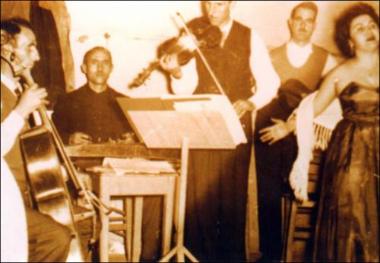 Λέσβος (Πλωμάρι) Δεκαετία 1950: Το μουσικό συγκρότημα των Βερβέρηδων ή Τουρκογιάννηδων σε κέντρο