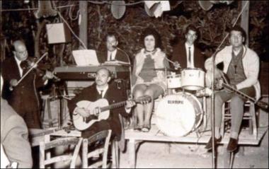 Λέσβος (Μανταμάδος) 1971: Το μουσικό συγκρότημα των  Κυριακόγλου ή Οι Μενελάηδες ή Οι Καπιώτες σε πανηγύρι