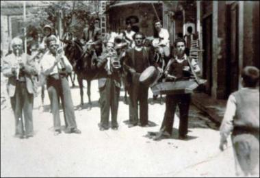 Λέσβος (Αγία Παρασκευή) 1950: Το μουσικό συγκρότημα των Γεωργαλάδων ή Πασάδων στο πανηγύρι