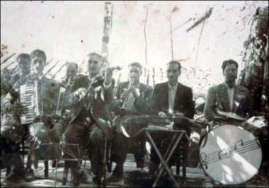 Λέσβος (Συκαμινέα) 1952:Το μουσικό συγκρότημα των Παπαδόπουλων ή Μουμτζήδων στο πανηγύρι