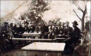 Λέσβος (Μανταμάδος) Δεκαετία 1940 ή 1950: Το μουσικό συγκρότημα των Κουτζανίδων σε εξοχικό καφενείο