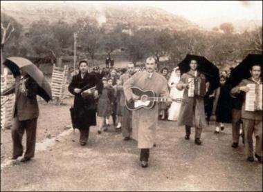 Λέσβος (Μανταμάδος) τέλη δεκαετίας 1950: Το μουσικό συγκρότημα των Βουγιούκηδων ή Χαλβατζήδων συνοδεύουν τους μελλόνυμφους στην εκκλησία