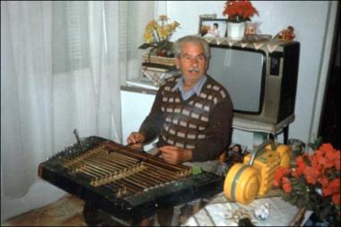 Lesbos Island (Perama) 1998: Kondilis Konstantellis plays zither