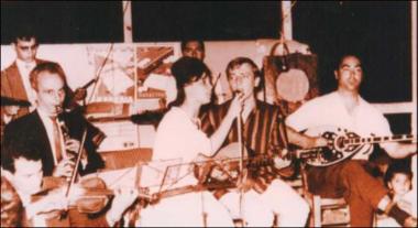 Λέσβος (Αγιάσος) 1963: Μουσικοί και τραγουδίστρια στο κέντρο Καζίνο