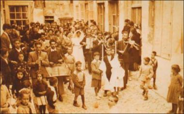 Λέσβος (Ασώματος) 1950: Μουσικοί συνοδεύουν τη νύφη στην εκκλησία