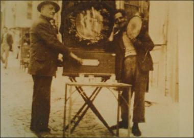 Λέσβος (Αγιάσος) 1949: Οι λατερνατζήδες Ξενοφών Σουσαμλής και  Προκόπιος Γαβές