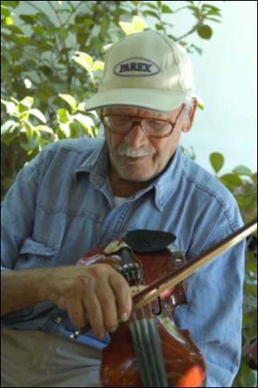 Ικαρία (Ράχες) 2008: Ο μουσικός Νίκος Καραγιαννάκης παίζει βιολί