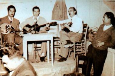 Λέσβος (Πλωμάρι) 1951-1952: Μουσικοί στο καφενείο 