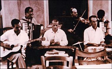 Λέσβος (Πλαγιά) 1940 ή 1950: Γλέντι σε πανηγύρι με  μουσικούς