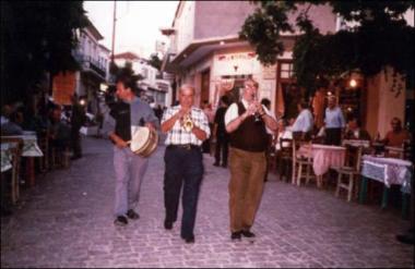 Λέσβος (Αγία Παρασκευή) 1996: Μουσικοί συνοδεύουν καβαλάρηδες σε πανηγύρι