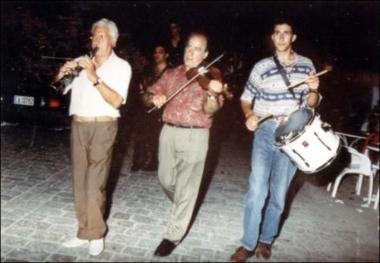 Λέσβος (Αγία Παρασκευή) 1995: Μουσικοί συνοδεύουν έφιππους πανηγυριώτες