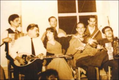 Λέσβος (Πλωμάρι) αρχές δεκαετίας 1950: Μουσικοί στο καφενείο 