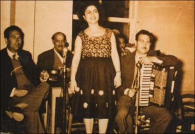 Λέσβος (Άγιος Ισίδωρος, Πλωμάρι) μέσα δεκαετίας 1950: Μουσικοί στο καφενείο του Τραγάκη 