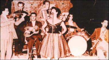 Λέσβος (Αγιάσος) 1959: Μουσικοί και τραγουδίστρια στο εξοχικό κέντρο  