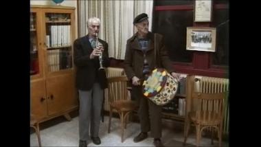 Λέσβος (Αγιάσος), 1996: Οι αδελφοί Μουτζουρέλλη, Μιχάλης και Ανέστης, παίζουν μουσική