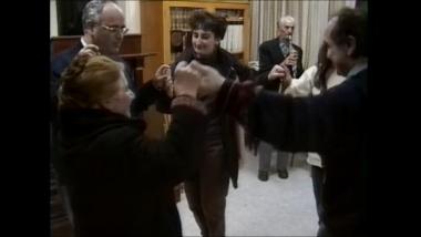 Λέσβος (Αγιάσος), 1996: Οι αδελφοί Μουτζουρέλλη, Μιχάλης και Ανέστης, παίζουν συρτό στο Αναγνωστήριο Αγιάσου