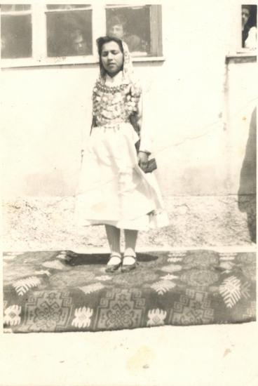 Κορίτσι με παραδοσιακή φορεσιά