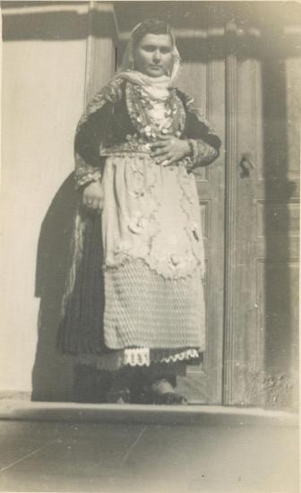 Η Κανέλα Ξουρή με μεγαρείτικη φορεσιά