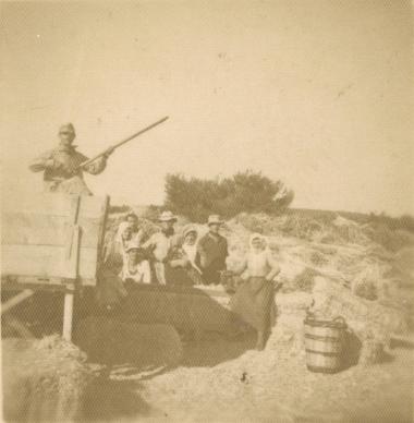 Εργάτες στην αλωνιστική μηχανή