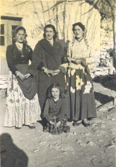 Φωτογραφία γυναικών μπροστά από το κομμωτήριο του χωριού, Βαρνάβας