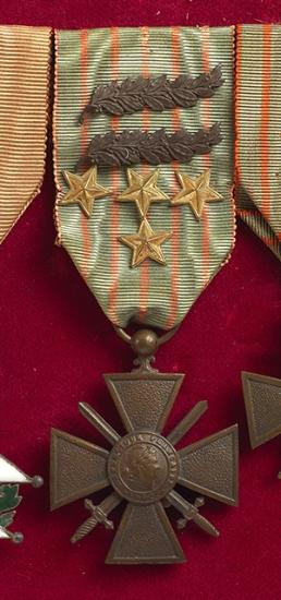 Πολεμικός Σταυρός 1914-18, Γαλλία, φέρει δύο κλάδους δάφνης και 4 αστέρες.(Γ.Κονδύλη)