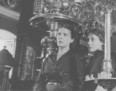 Το κορίτσι με τα μαύρα