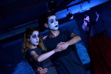 «Ενώ το πλοίο ταξιδεύει»