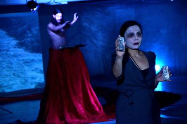 «Ενώ το πλοίο ταξιδεύει»