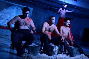 «Ενώ το πλοίο ταξιδεύει»