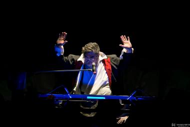 «ΟΛΟΙ ΕΝΑ» - Φίλα με (λίγο ακόμα)