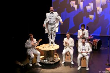 «ΟΛΟΙ ΕΝΑ» - Φίλα με (λίγο ακόμα)