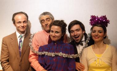 «Χριστούγεννα που να πάρει! Η γιαγιά είναι κάτω από το τραπέζι