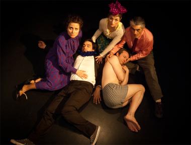 «Χριστούγεννα που να πάρει! Η γιαγιά είναι κάτω από το τραπέζι