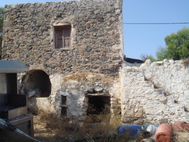 ΚΑΖΑΝΑΡΙΟ ΑΡΙΣΤΟΜΕΝΗ ΜΠΡΟΥΖΟΥ- ΑΓΡΟΙΚΙΑ ΜΕ ΕΓΚΑΤΑΣΤΑΣΕΙΣ ΠΑΡΑΓΩΓΗΣ ΡΑΚΗ ΚΑΙ ΣΤΑΒΛΟ