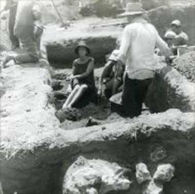 Δύο κυρίες μέσα στο σκάμμα των κιβωτιόσχημων τάφων στο Διβάρι Γιάλοβας