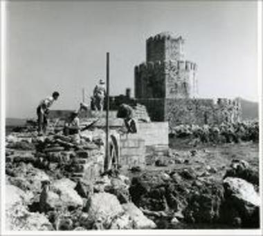 Αναστήλωση στο Κάστρο της Μεθώνης τη δεκαετία του 1960