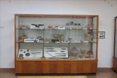 Case with finds from Routsi, Myrsinohori, in the Archaeological Museum of Chora.