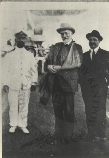 Ο Ελ. Βενιζέλος μετά την εναντίων του απόπειρα στο Παρίσι που του έκαναν ο Κυριάκης και ο Τσερέπης μόλις είχε υπογράψει την Συνθήκη των δύο ηπείρων και πέντε θαλασσών