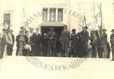 1923: Ο Πρωθυπουργός Στυλ. Γονατάς με τον πολιτικό σύμβουλο της επανάστασης & υπουργό εσωτερικών Γεώργιο Παπανδρέου σε δοξολογία