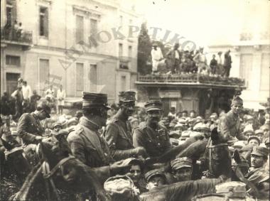 Ο Ν. Πλαστήρας με τον Στυλ. Γονατά και τον Πρωτοσύγκελο και άλλους επι κεφαλής της επαναστάσεως το 1922 εισέρχεται στην Αθήνα