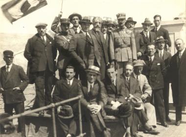 Ο Ν. Πλαστήρας και οι επαναστατικοί παράγοντες ταξιδεύουν στη Σύρο για στέγαση προσφύγων 1922. Δεξιά του ο υπουργός Πρόνοιας Δοξιάδης