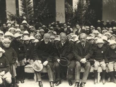 Ο Ελ. Βενιζέλος με αποκατασταθέντα προσφυγόπουλο το 1924. Διακρίνεται ο Υπουργός Πρόνοιας Δοξιάδης