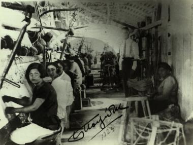 Προσφυγοπούλες σε Πειραϊκό Υφαντήριο