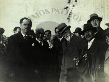 Ο Ελ. Βενιζέλος και ο Γεώργιος Παπανδρέου μπροστά από τον Παρθενώνα