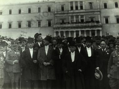 Εορτή για την ανακήρυξη της Δημοκρατίας μπροστά στη Βουλή