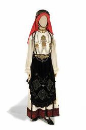 Γυναικεία ενδυμασία από την Αγία Άννα Εύβοιας